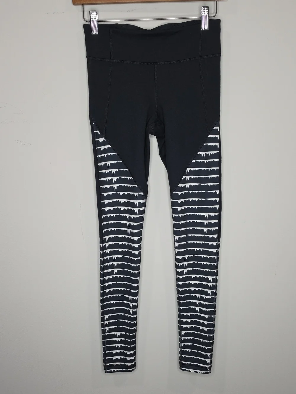 Under Armour Stripped Leggings XS Black And White